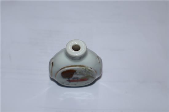 A Chinese famille rose snuff bottle H.6cm